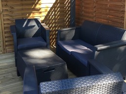 salon de jardin extérieur sous la pergola