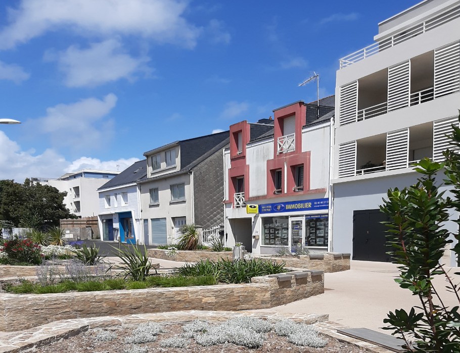 Square paysagé au bas de l'immeuble