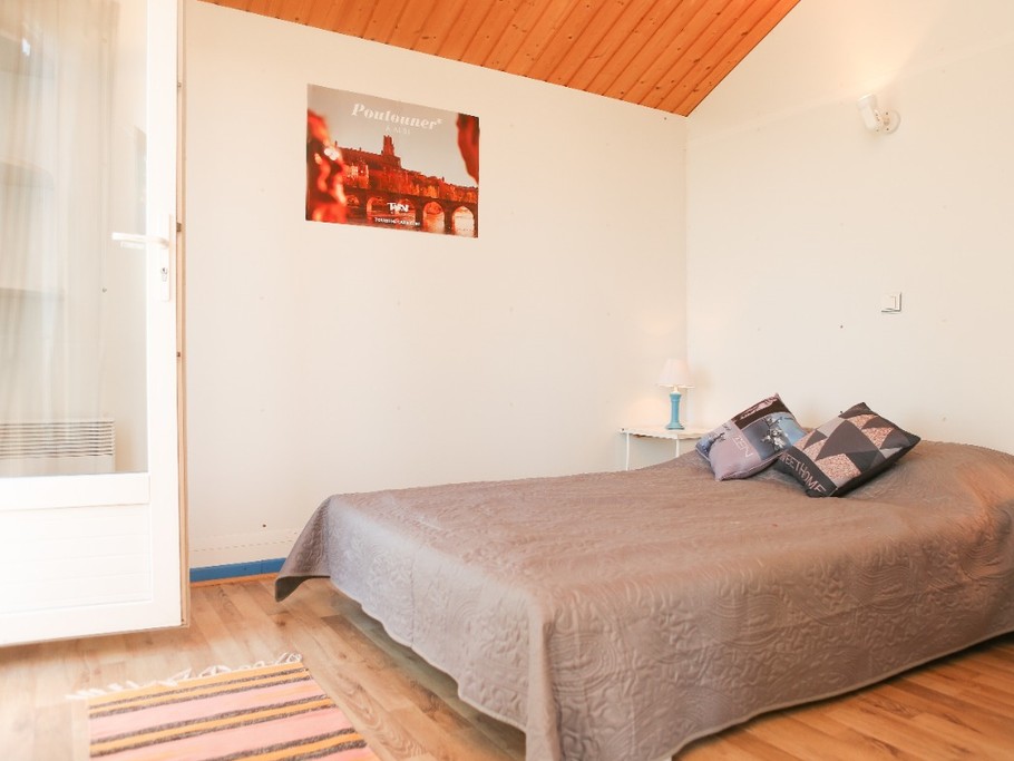 chambre independente avec salle de bain plus wc castenau de montmiral tarn-toscane-occitane occitanie pyrennees mediterannee