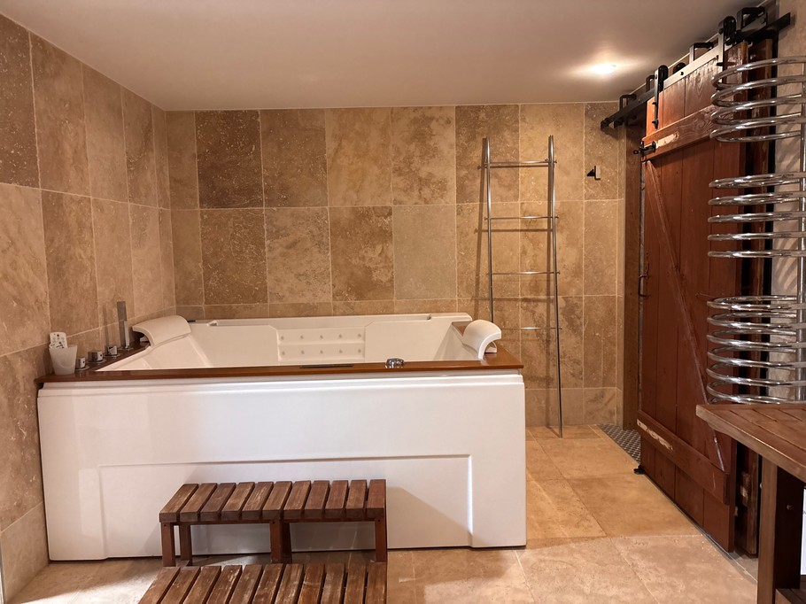 Salle d'eau avec baignoire balnéo - Gîte bien-être de caractère au Grès des Vosges