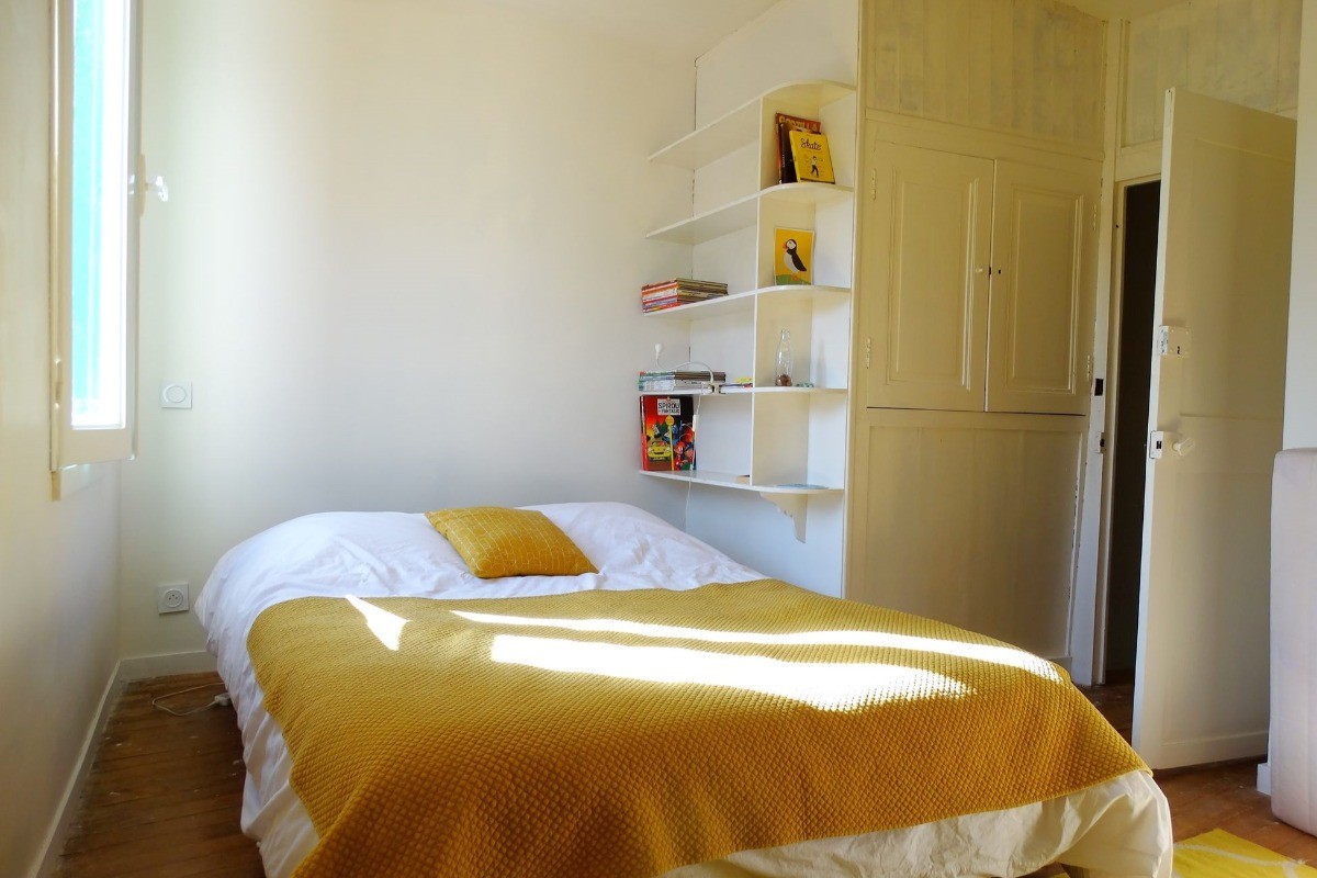 Chambre 2 avec un lit 140