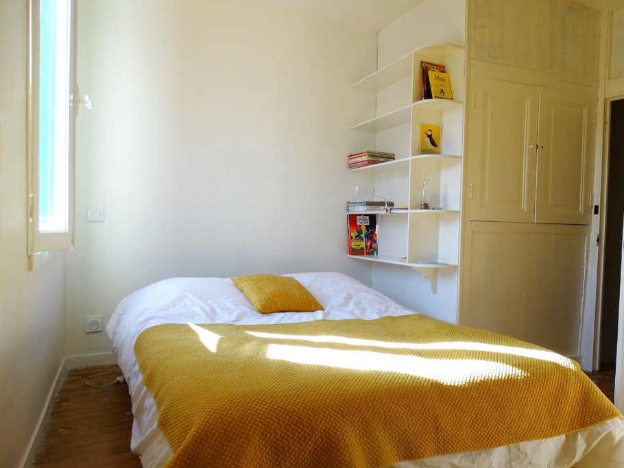 Chambre 2 avec un lit 140