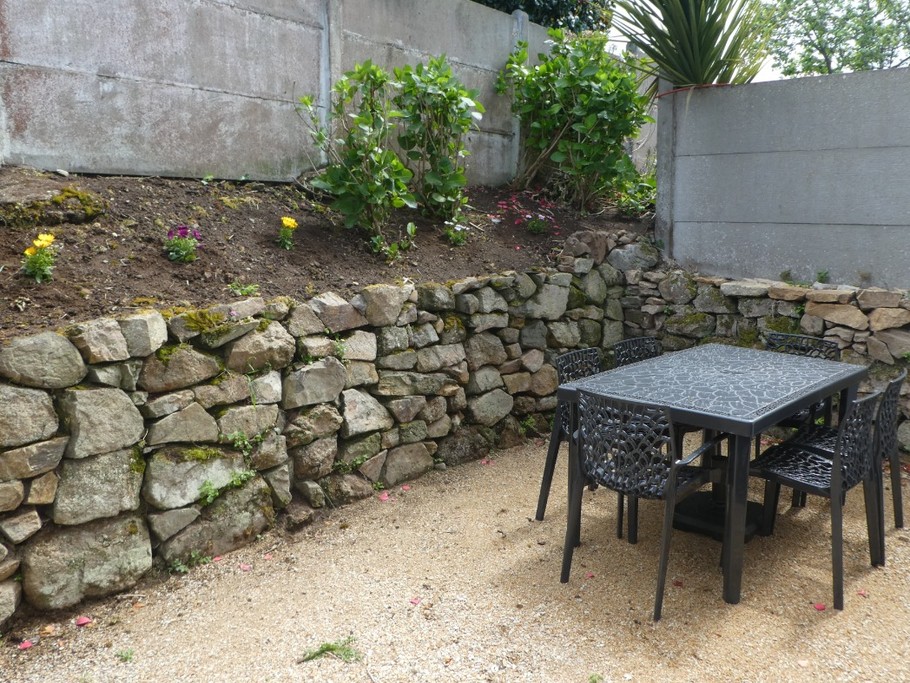 Cour fermée à l'abri des regards