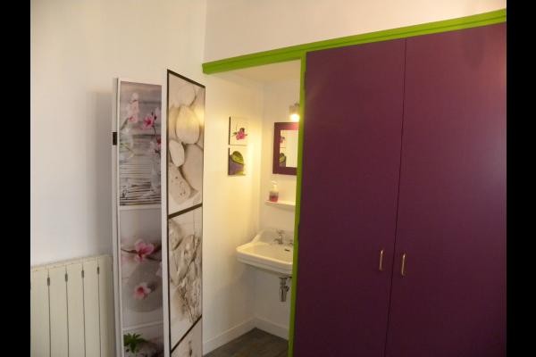 MENES location Perros-Guirec Chambre verte vue mer coin lavabo