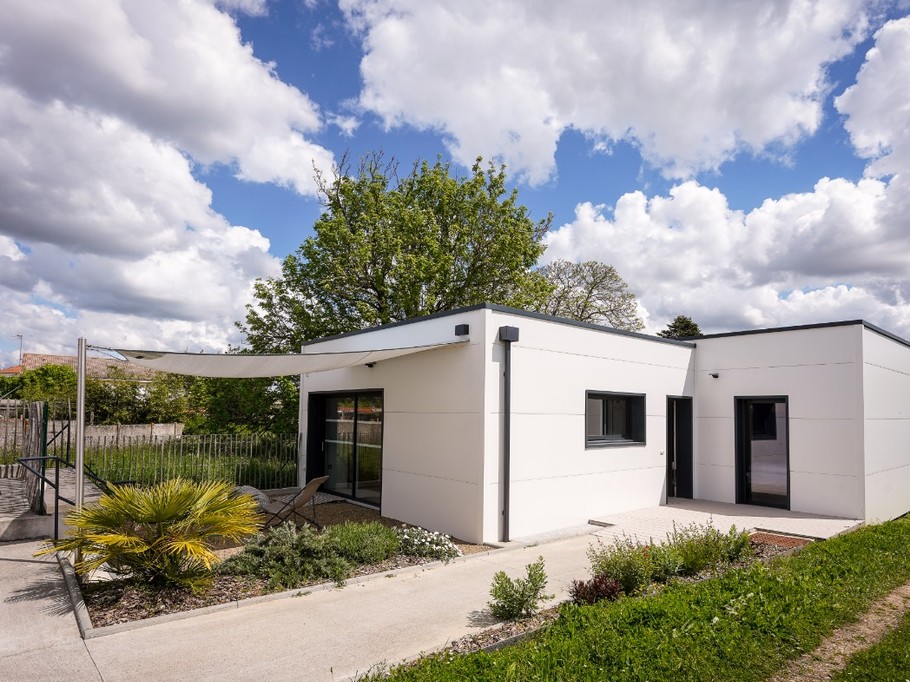 ENTRE - RAMPE D'ACCES - FACADE AVANT