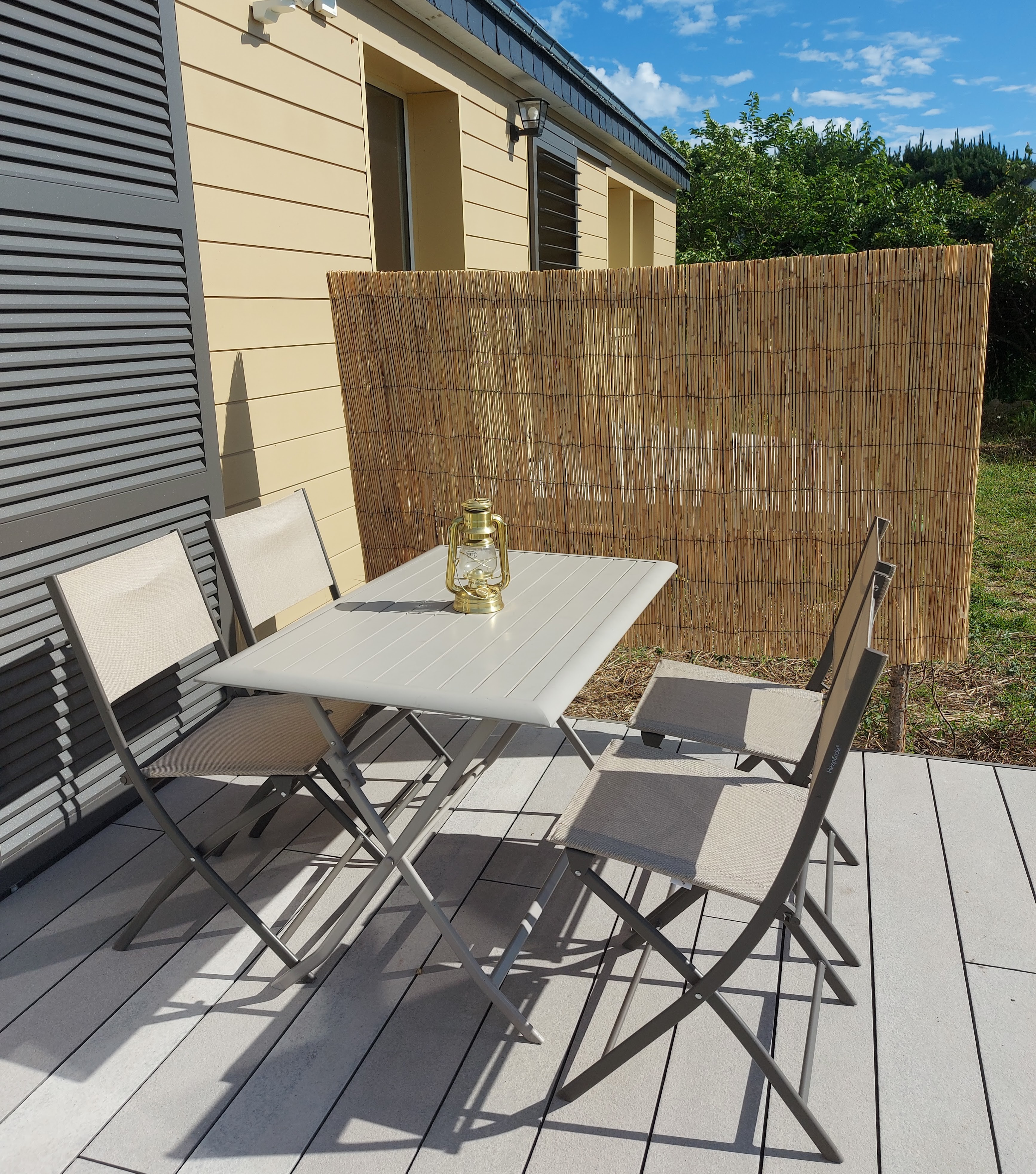 ! photo à redimensionner !
Le coin repas en terrasse - ensoleillé du début de l'après-midi jusqu'au soir
