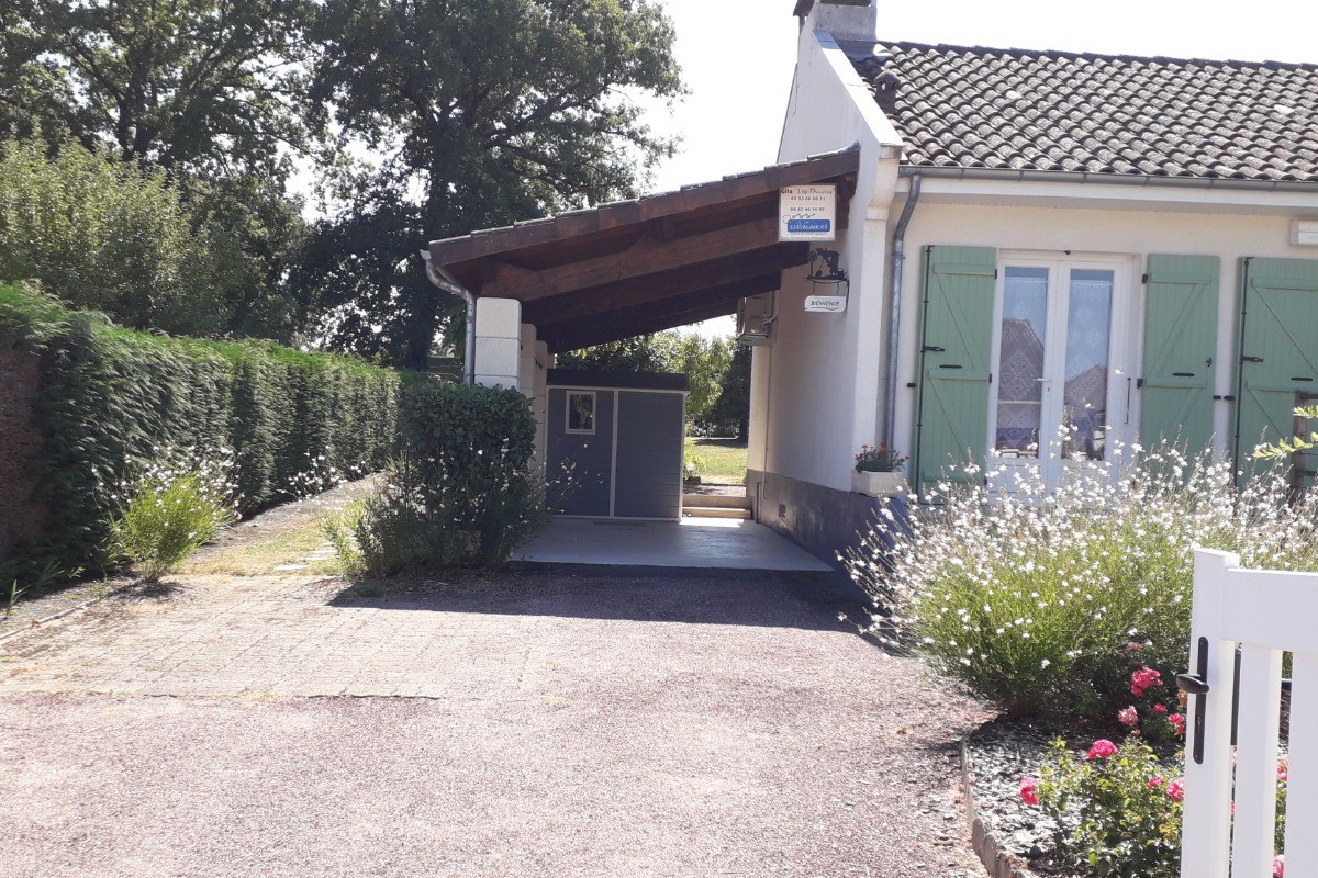 ABRI VOITURE GITE LES THUYAS HAUTE-VIENNE