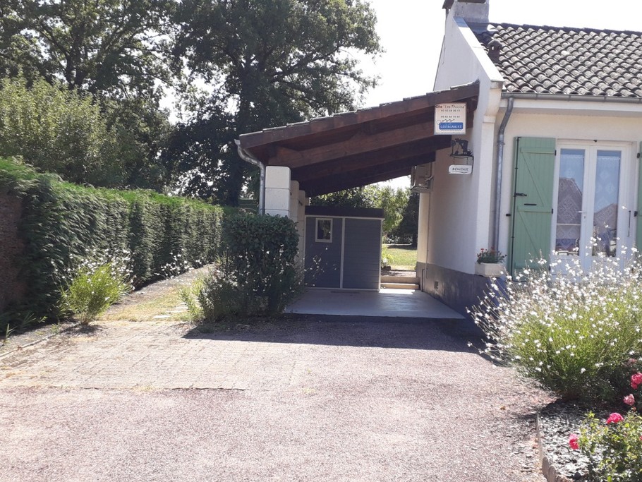 ABRI VOITURE GITE LES THUYAS HAUTE-VIENNE