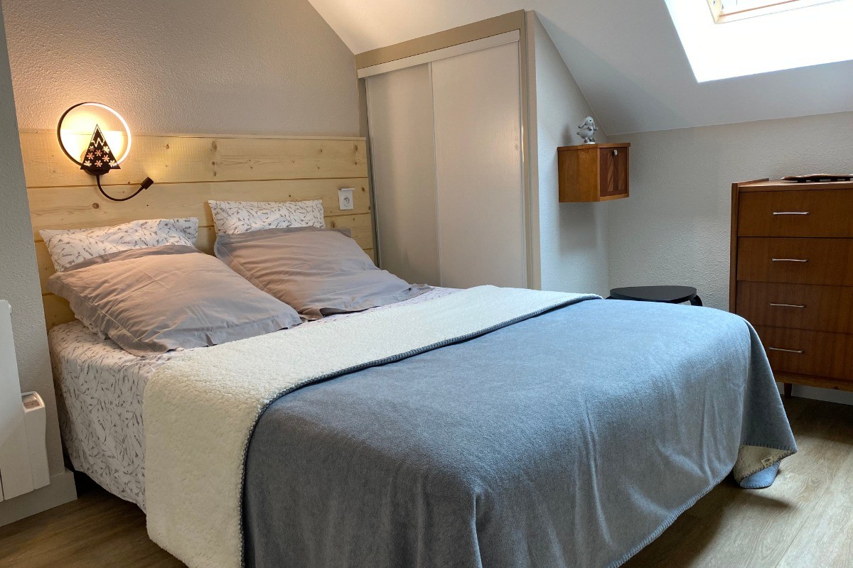 Chambre parents avec un lit 140x190