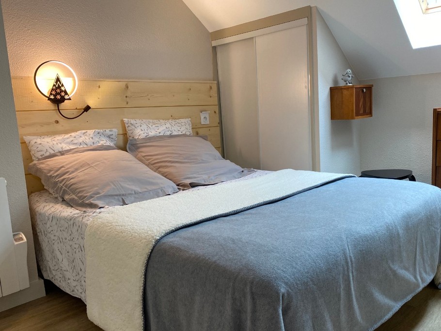 Chambre parents avec un lit 140x190