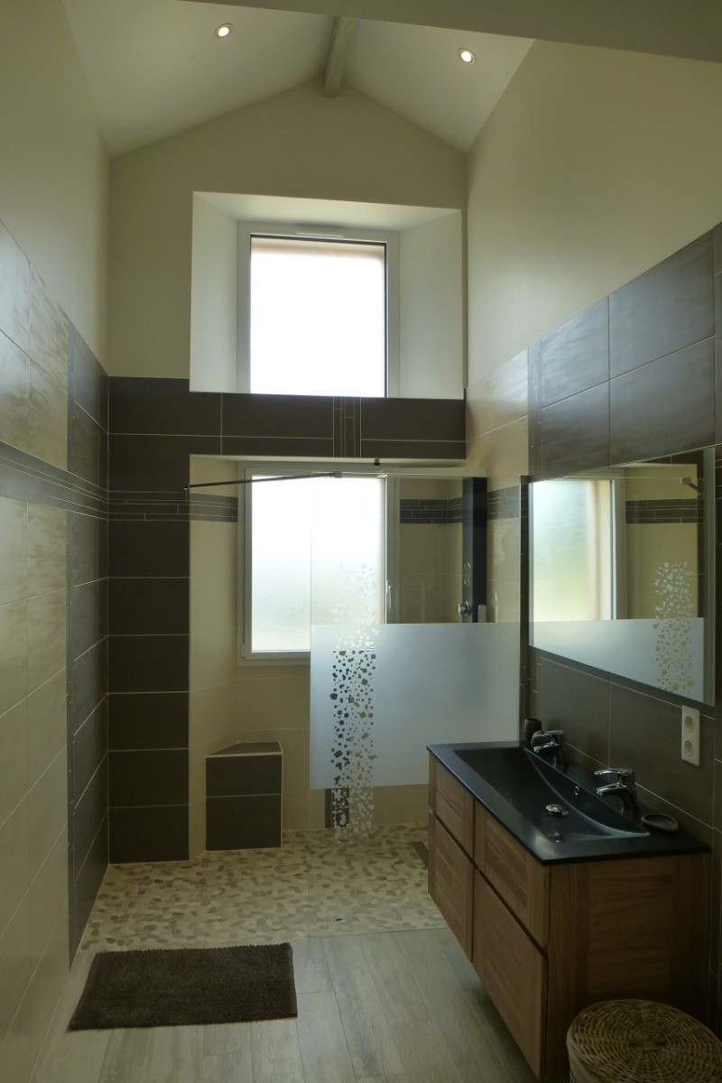 Salle de bain avec douche italienne hydro-massante de 2 M2, double vasque et WC.