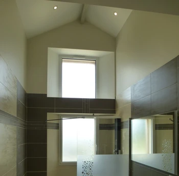 Salle de bain avec douche italienne hydro-massante de 2 M2, double vasque et WC.