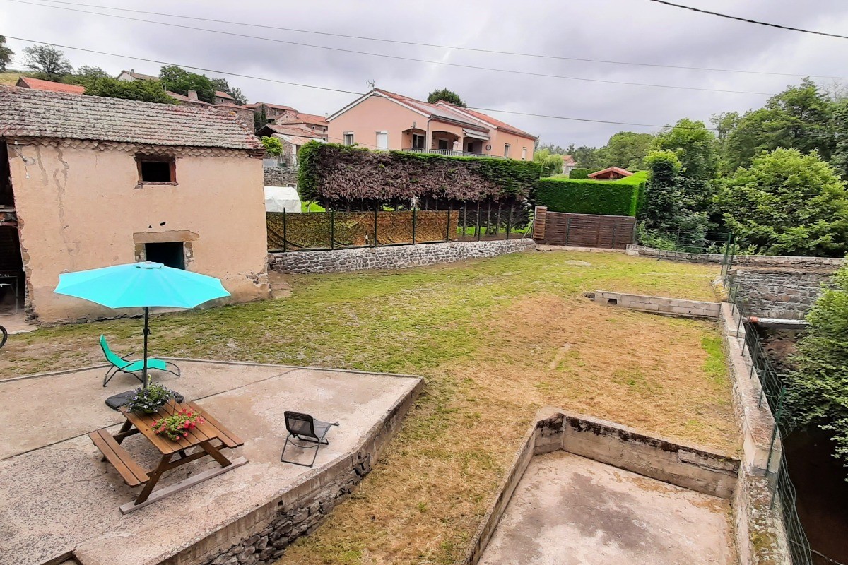 Terrain clôturé et fermé par un portail. Garage et abri couvert privatifs.