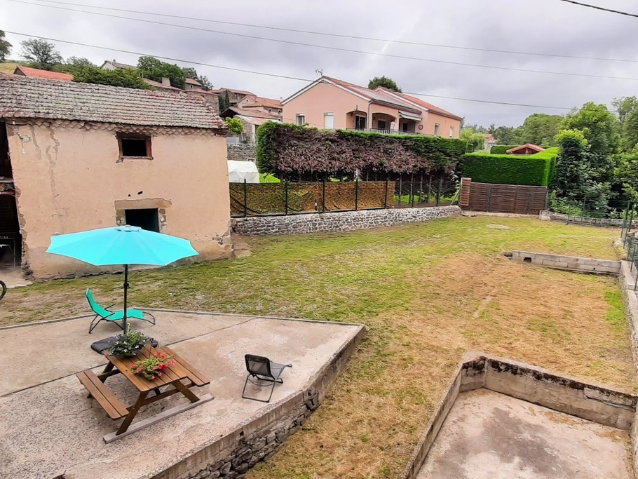 Terrain clôturé et fermé par un portail. Garage et abri couvert privatifs.