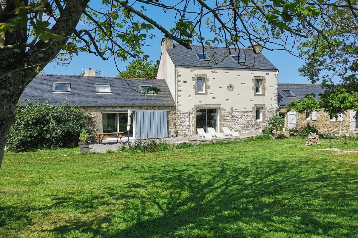 Grande maison avec son extension attenante