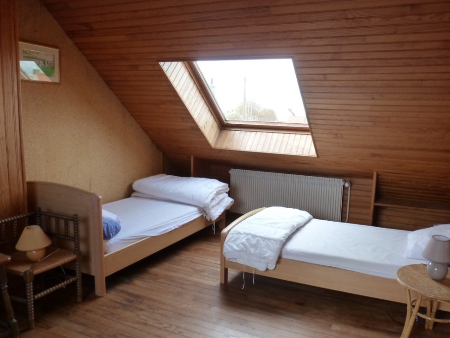 Chambre au second étage avec 3 lits (2 lits 90 ici)