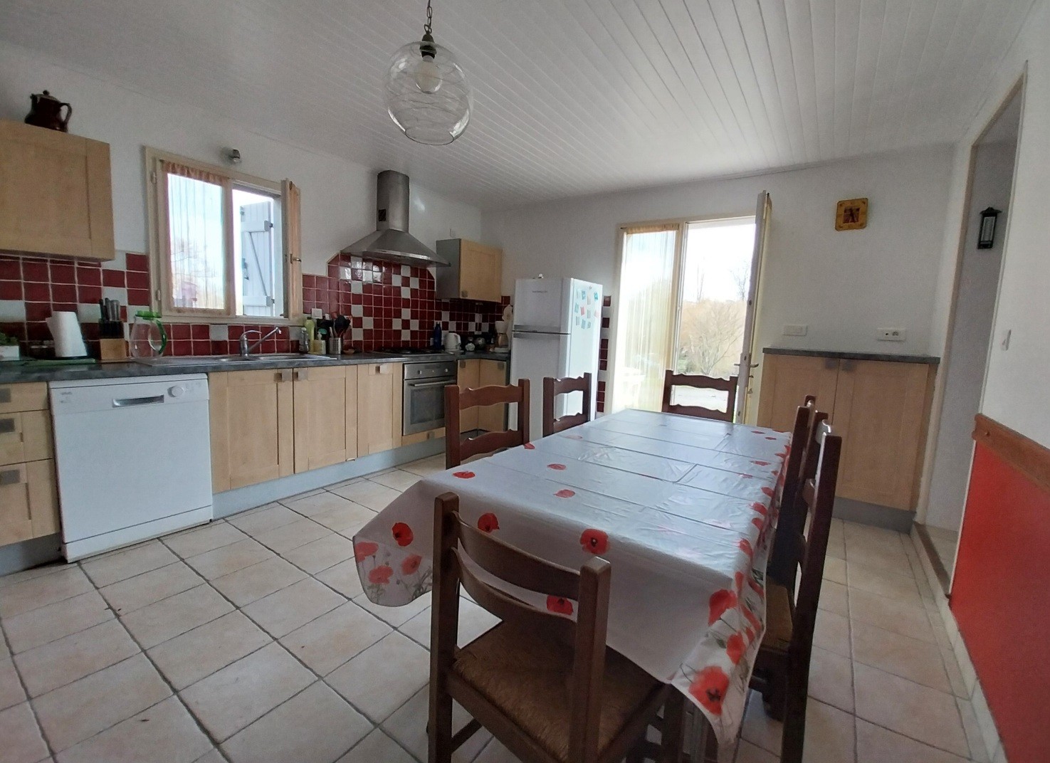 Cuisine équipée, nombreux rangements, réfrigérateur avec compartiment congélateur, lave-vaisselle, four et plaque quatre feux, hotte aspirante. Accès direct à la terrasse.