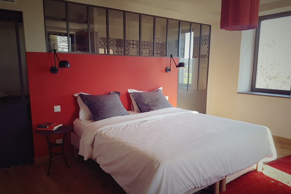 Lassenat, chambre Côté terrasse, au rez-de-chaussée de la maison