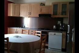 Cuisine équipée vue sur la place arborée