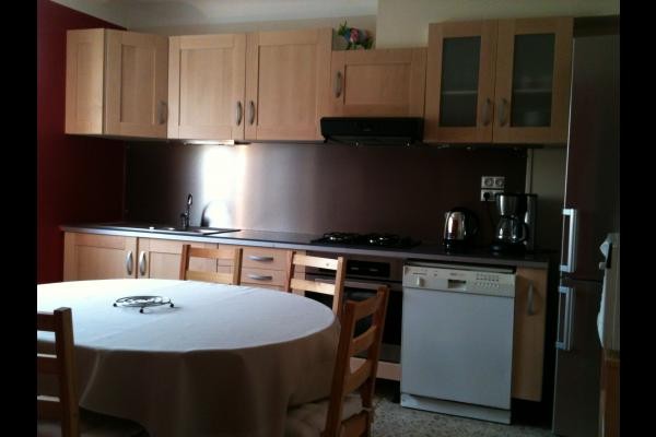 Cuisine équipée vue sur la place arborée