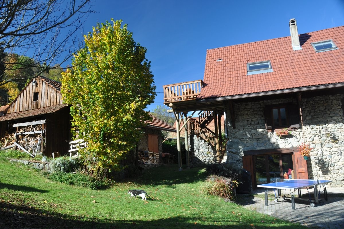 Grand jardin arboré et terrasse en bois privée panoramique