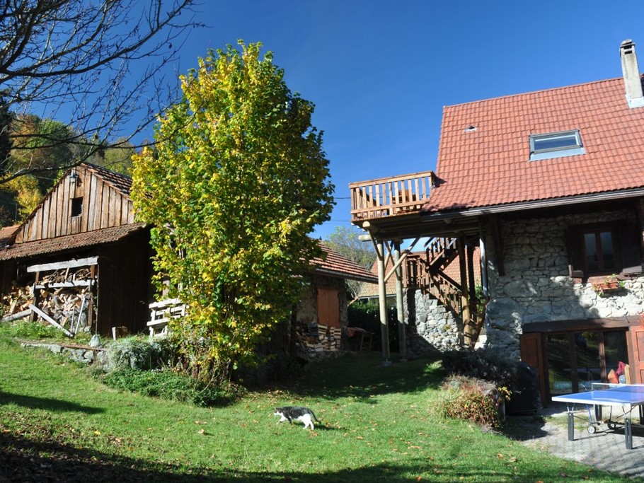 Grand jardin arboré et terrasse en bois privée panoramique