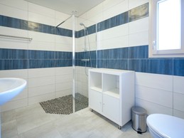 Gîte "La Désirée", Mont-Dore (Puy de Dôme) : La salle d'eau au rdc