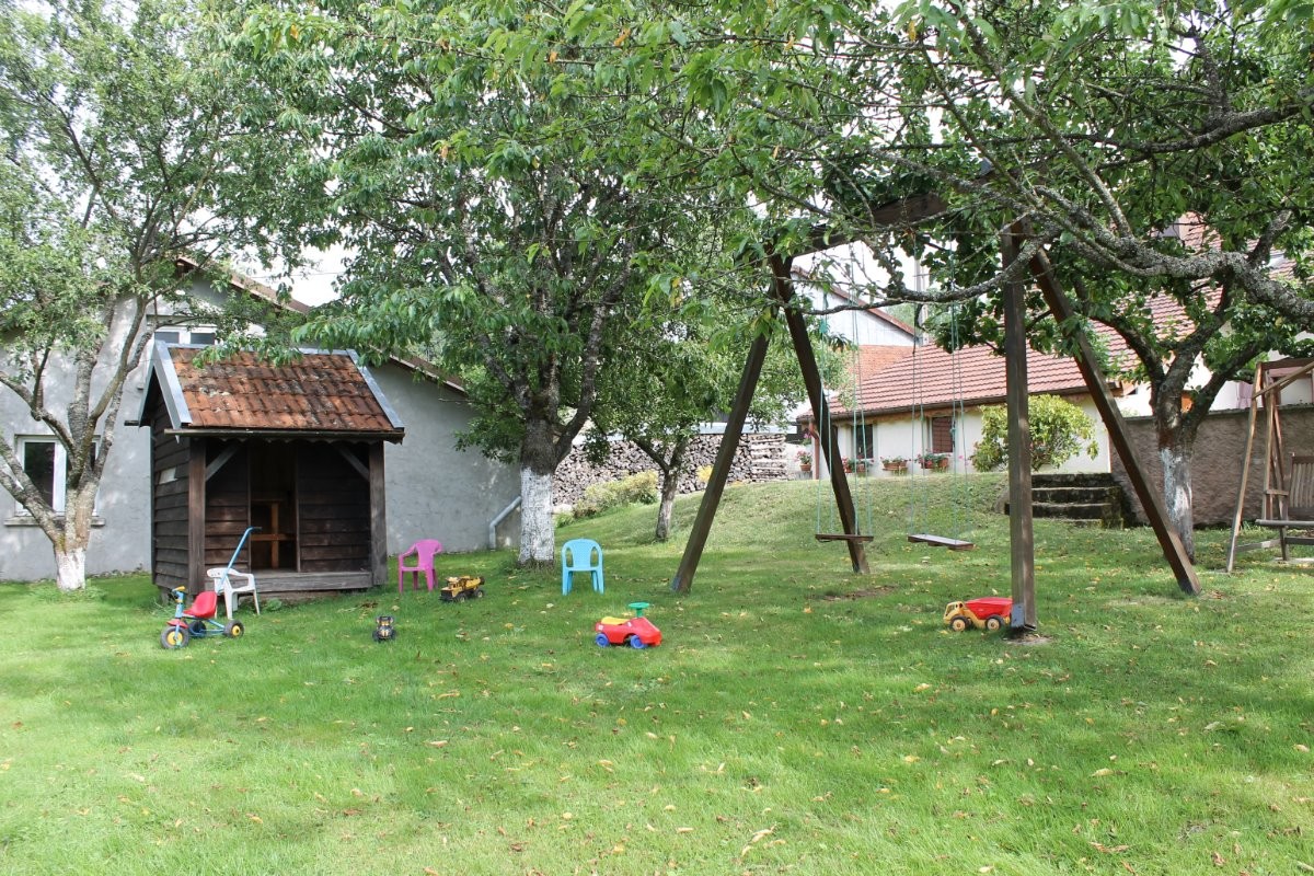 Jeux pour enfants dans le verger  - Gîte Chez Claude et Béatrice