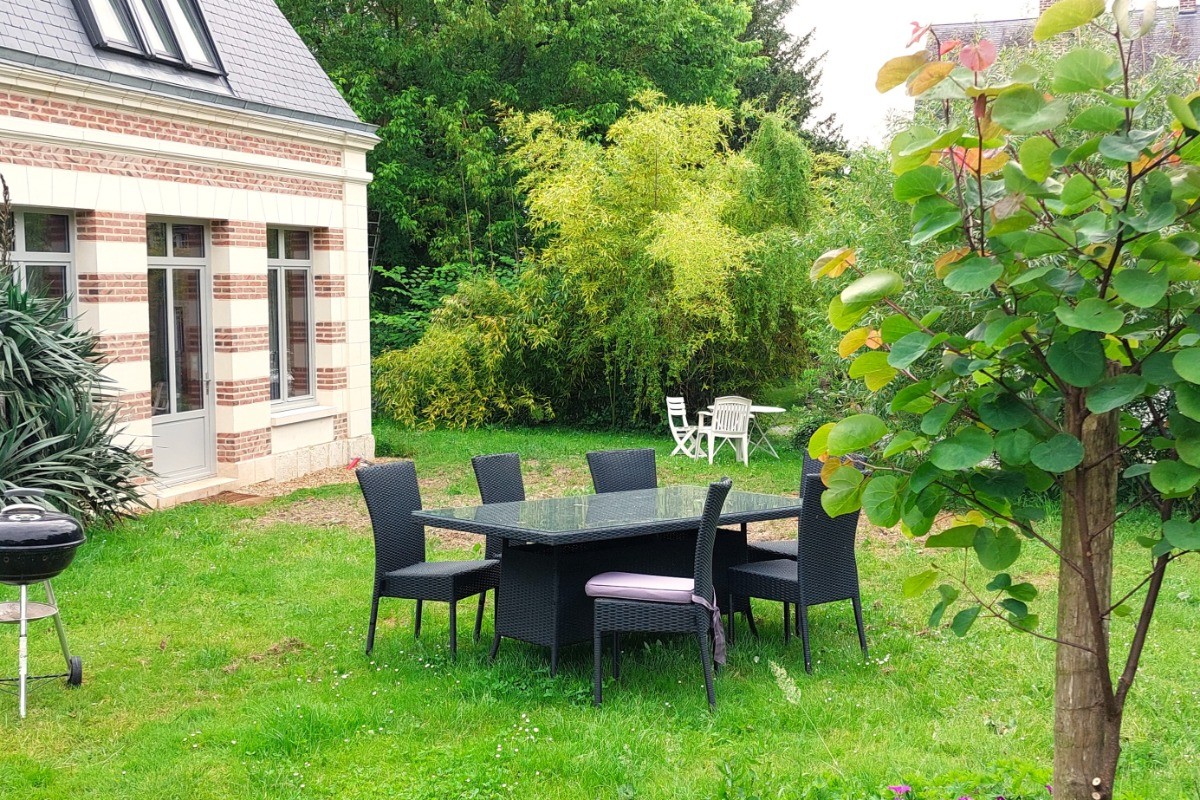 Salon de jardin et barbecue à votre disposition dans le jardin privatif et attenant au gîte.