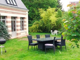 Salon de jardin et barbecue à votre disposition dans le jardin privatif et attenant au gîte.
