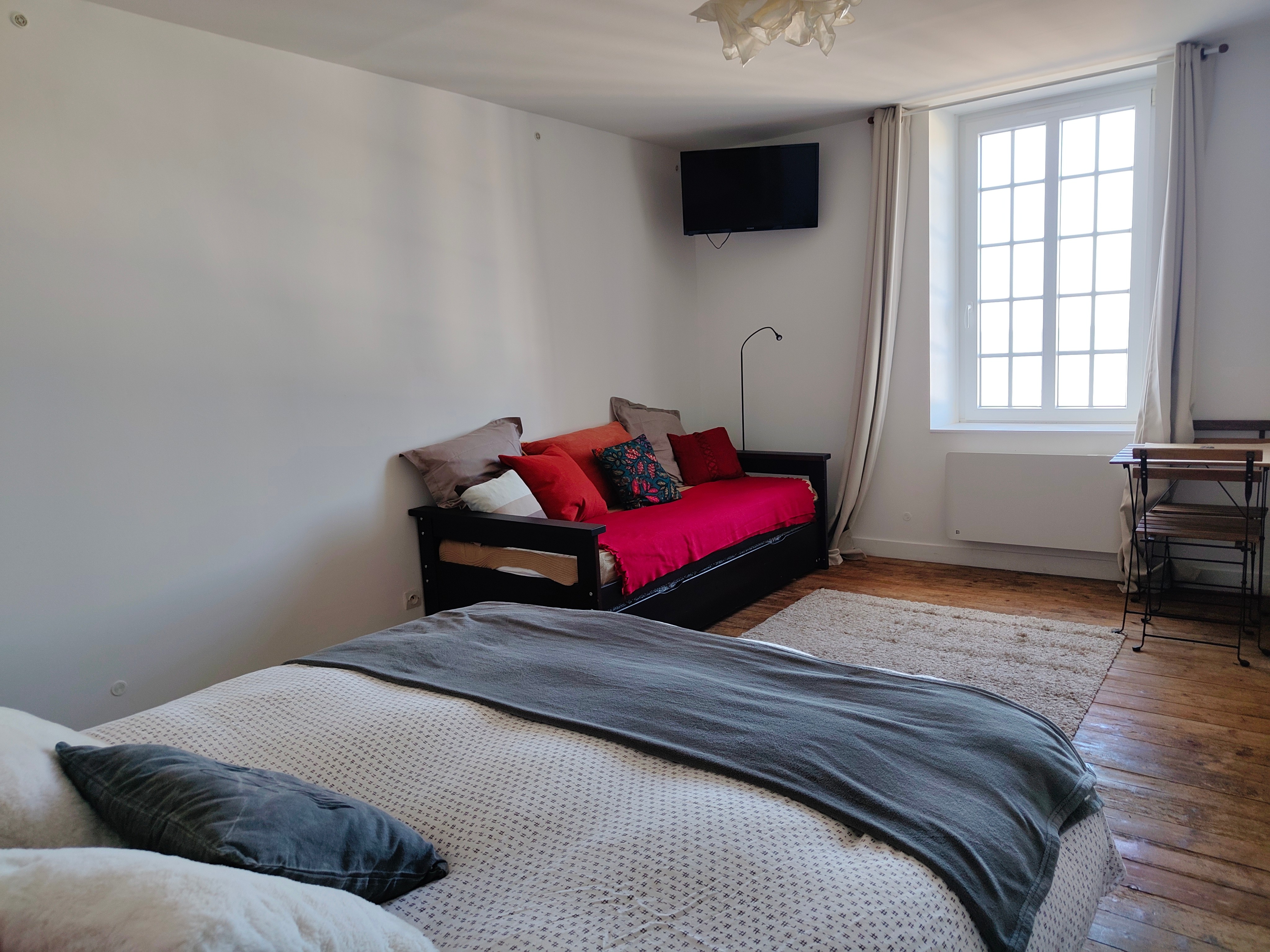 1 : bedroom 1 with bed 160 x 200 (or two beds 80x200) and bench with private shower