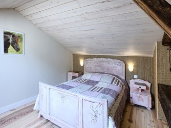 The Oustaud barn in Vérac, Gironde, offering guest rooms with a loft bed