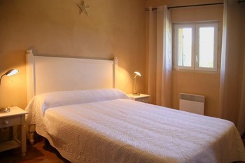Chambre 1 avec un lit en 140