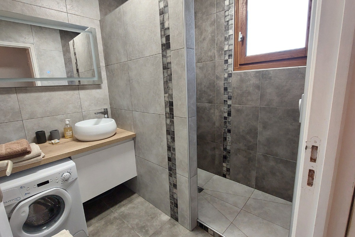 Une salle de bain moderne