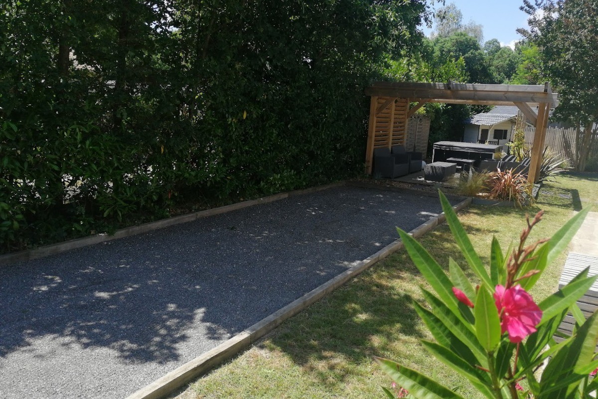 Terrain de pétanque ombragé + pergolas avec coin salon et SPA