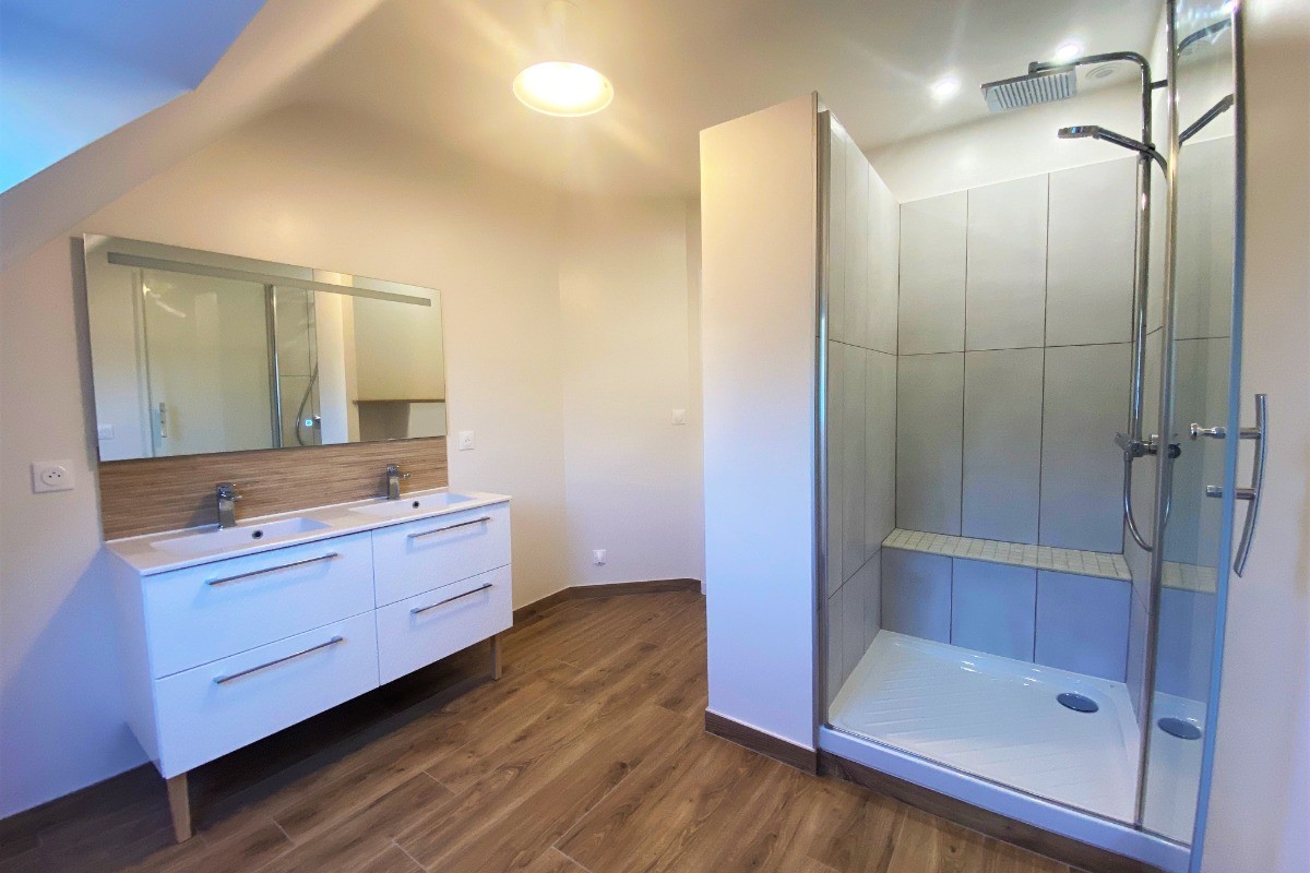 Salle d'eau à l'étage refaite à neuf avec douche grande dimension.