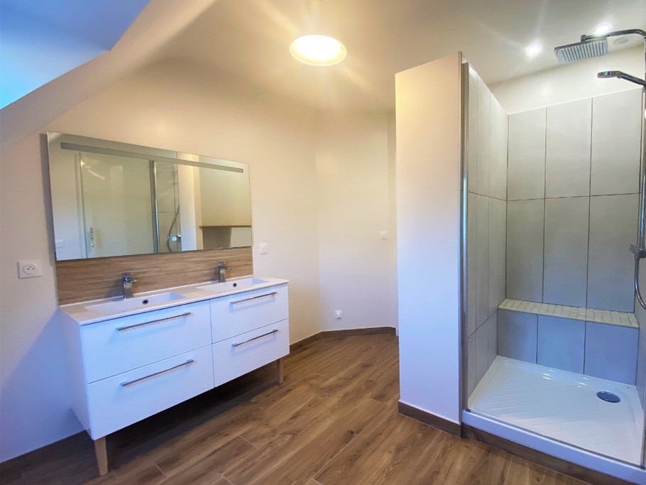 Salle d'eau à l'étage refaite à neuf avec douche grande dimension.