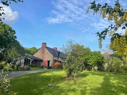 Façade de la maison en pierre de caractère avec 3 terrasses et grand jardin.