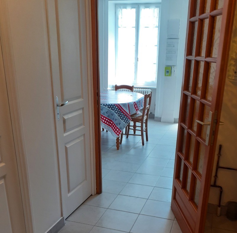 Entrée avec un fond, la cuisine. A gauche la salle d'eau puis le WC.
On accède aux deux chambres communicantes depuis la cuisine.