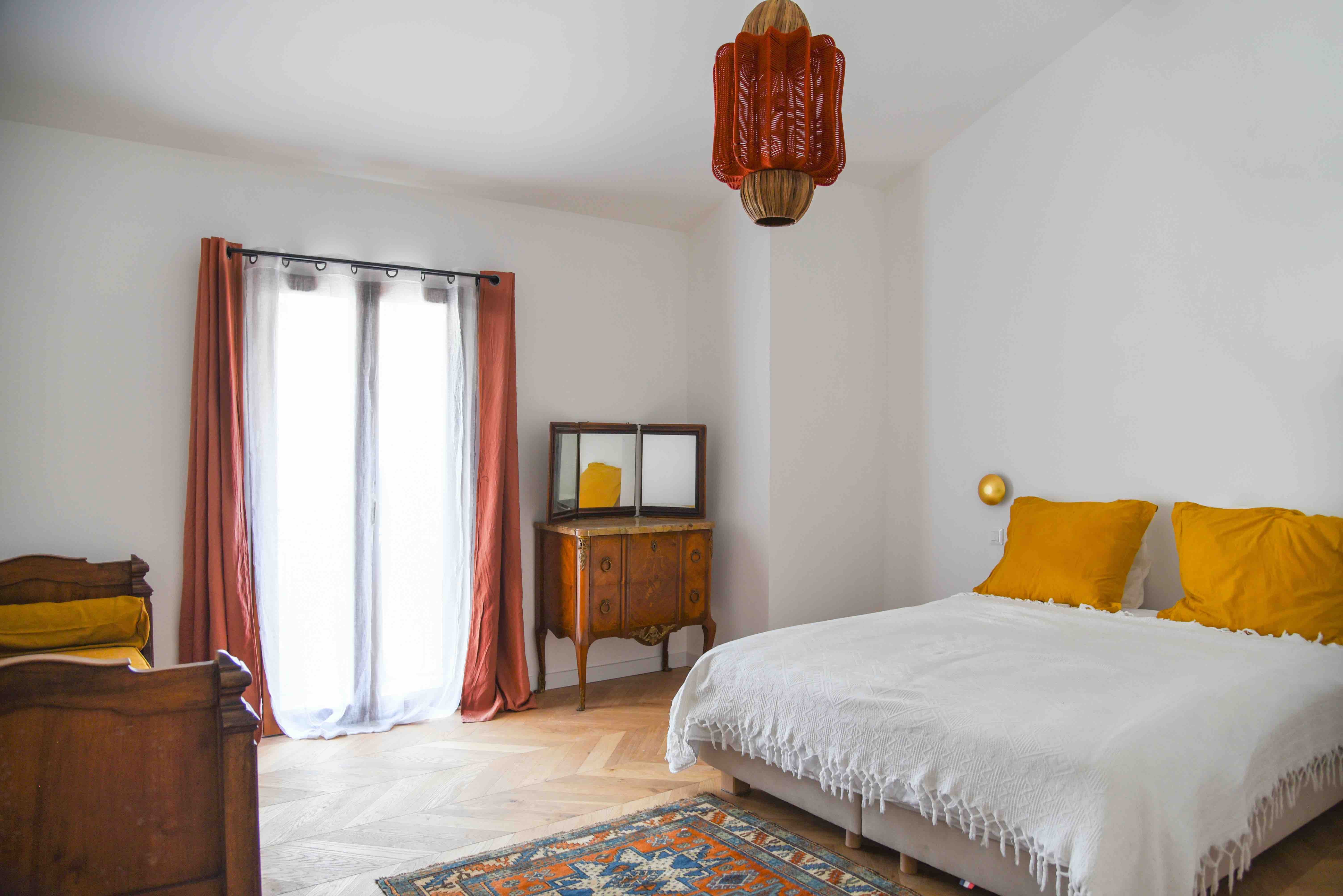 chambre étage 2 vue village