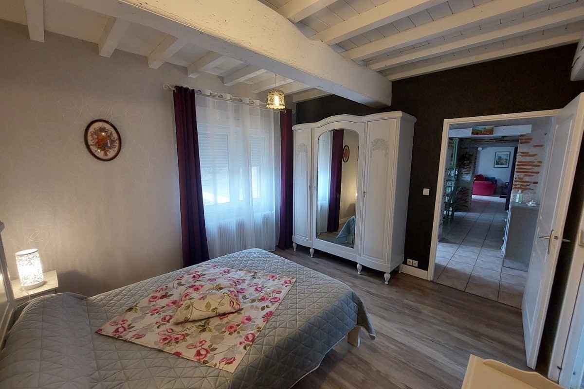 Chambre 1 au rez-de-chaussée avec salle de bain communicante