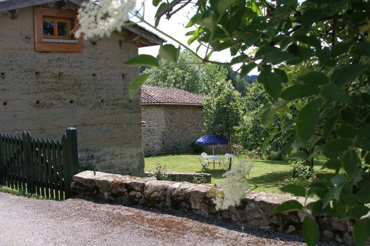 Le jardin vu depuis le chemin