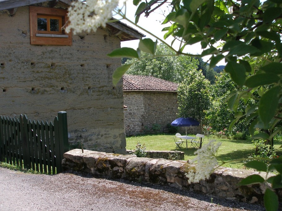 Le jardin vu depuis le chemin