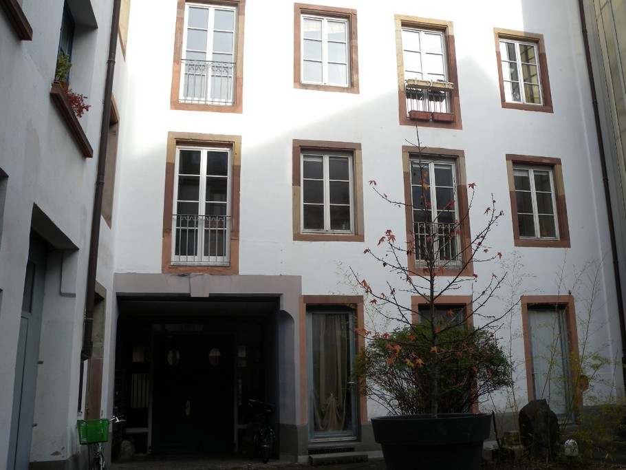 Studio donnant sur cour intérieure calme