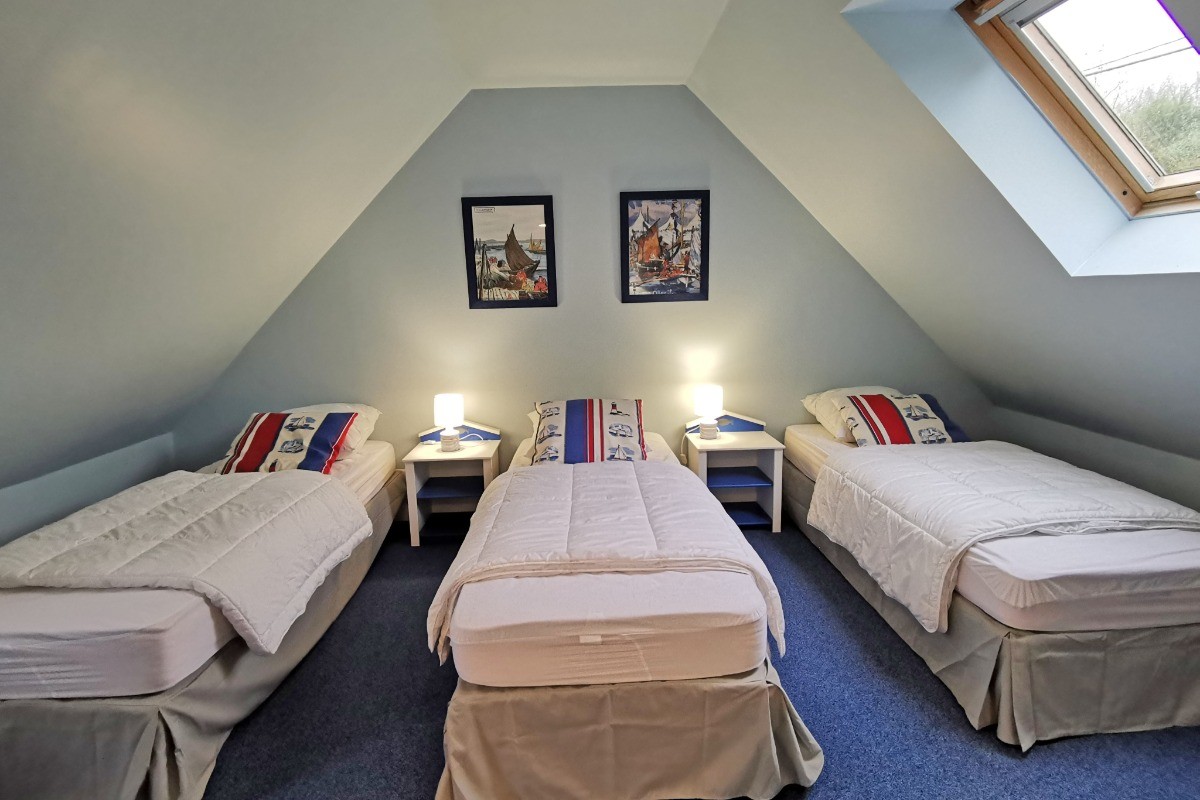 Une chambre avec 3 lits en 80