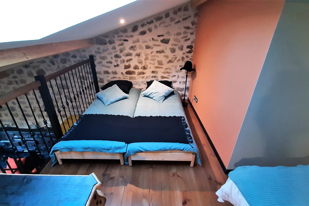 Appartement Armoise au 1er étage de la maison, appartement entièrement meublé, sanitaires privatifs, mezzanine avec 4 couchages.