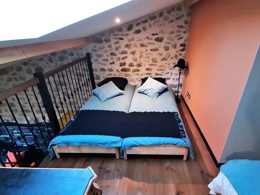 Appartement Armoise au 1er étage de la maison, appartement entièrement meublé, sanitaires privatifs, mezzanine avec 4 couchages.