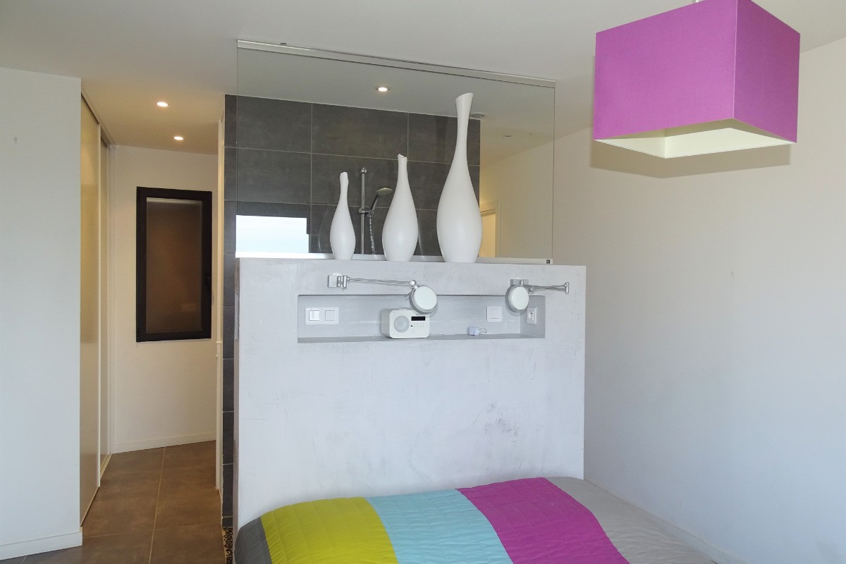 suite parentale avec douche derrière le lit