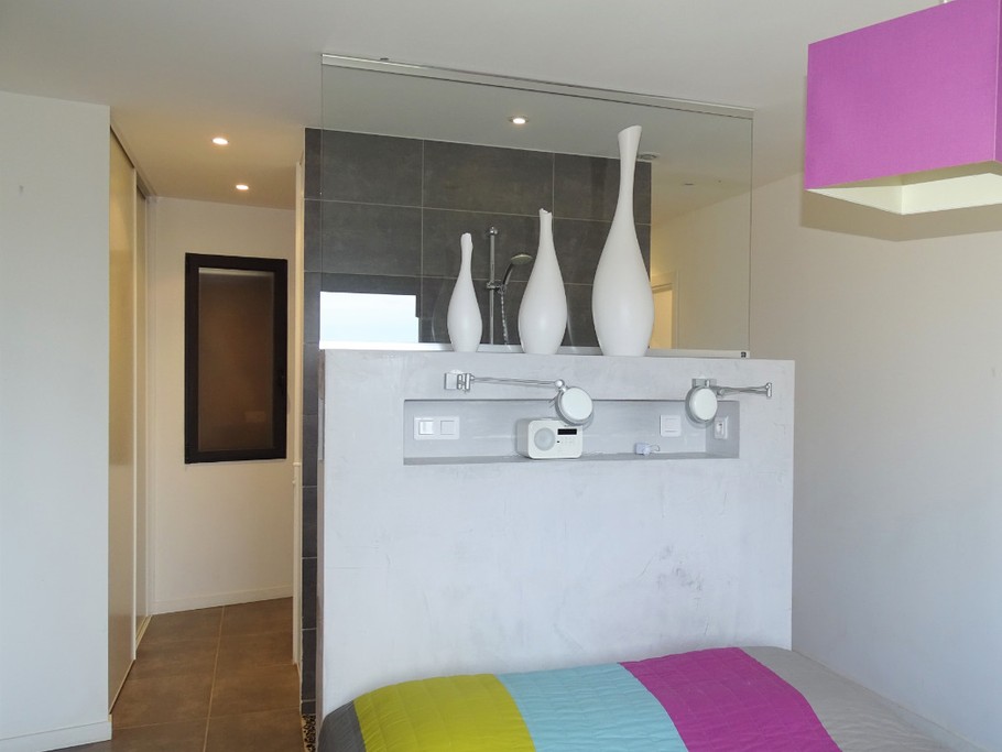 suite parentale avec douche derrière le lit