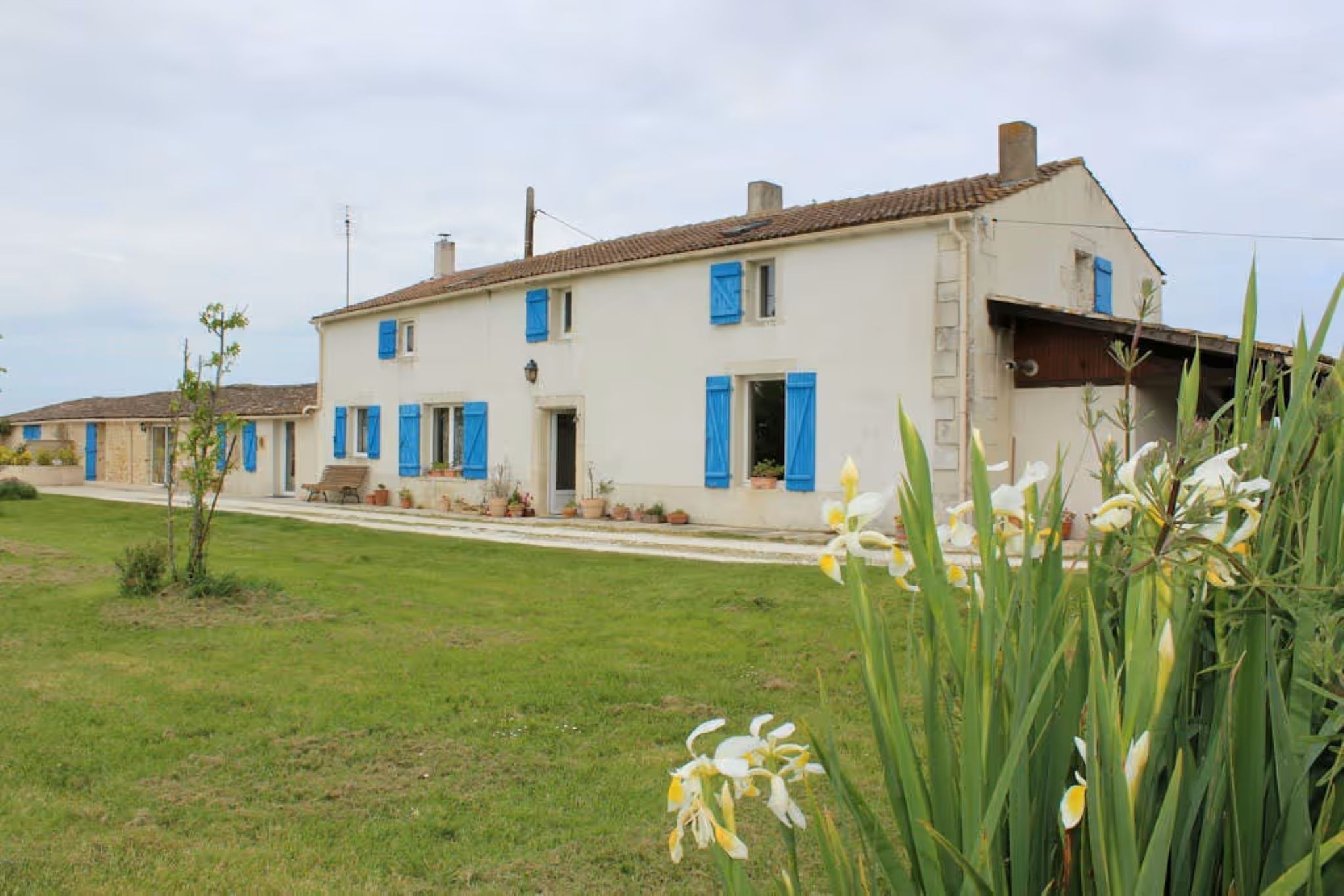 L'ensemble de la maison des propriétaires avec les 2 gites à gauche, Moulin de Mauzac en Charente maritime